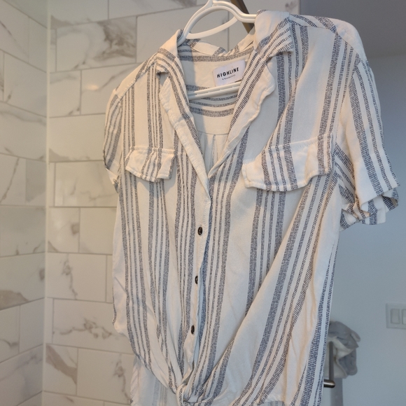 Short sleeve button down tie front blouse - Picture 4 of 4